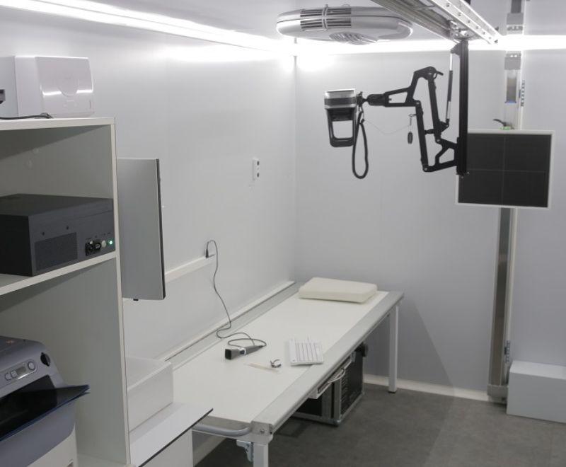Imagen del interior de la unidad móvil medicalizada de Comitas
